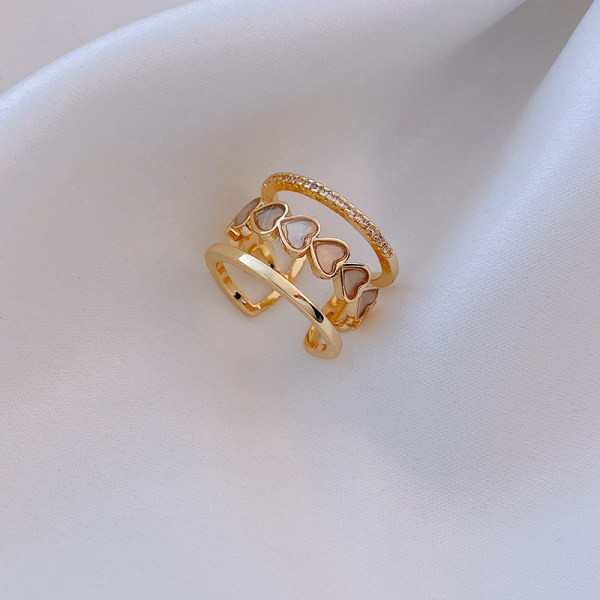 Aktualan ženski prsten široki model sa srcima