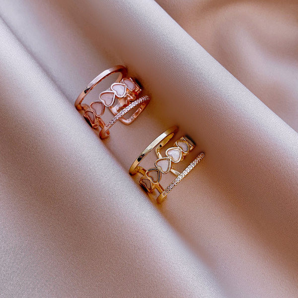 Aktualan ženski prsten široki model sa srcima