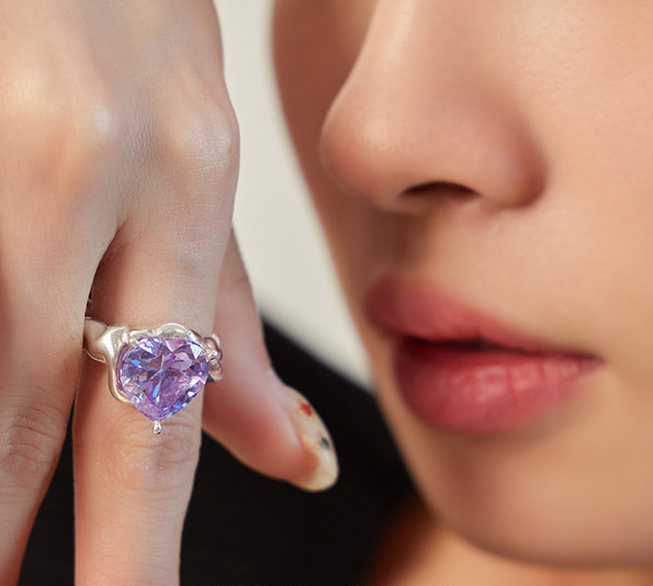 Ρυθμιζόμενο ασημένιο γυναικείο δαχτυλίδι με μωβ πέτρα