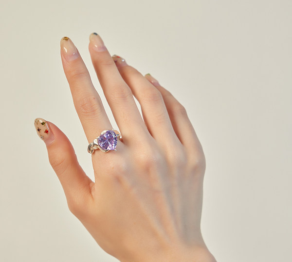 Ρυθμιζόμενο ασημένιο γυναικείο δαχτυλίδι με μωβ πέτρα