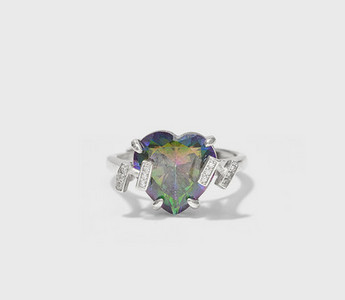 Κομψό γυναικείο δαχτυλίδι με διακοσμητικές πέτρες και καρδιά