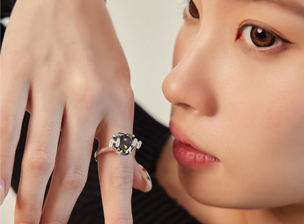 Κομψό γυναικείο δαχτυλίδι με διακοσμητικές πέτρες και καρδιά