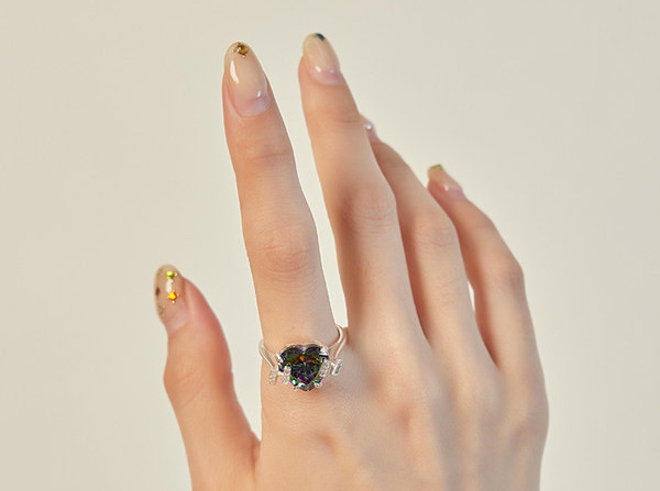 Κομψό γυναικείο δαχτυλίδι με διακοσμητικές πέτρες και καρδιά