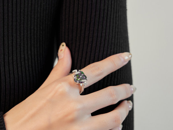 Κομψό γυναικείο δαχτυλίδι με διακοσμητικές πέτρες και καρδιά