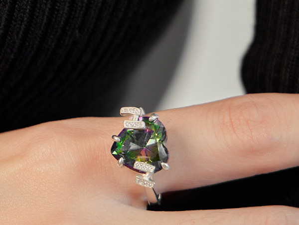 Κομψό γυναικείο δαχτυλίδι με διακοσμητικές πέτρες και καρδιά