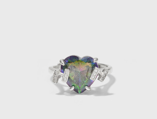 Κομψό γυναικείο δαχτυλίδι με διακοσμητικές πέτρες και καρδιά