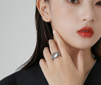 Ρυθμιζόμενο γυναικείο ασημένιο δαχτυλίδι με λευκή πέτρα