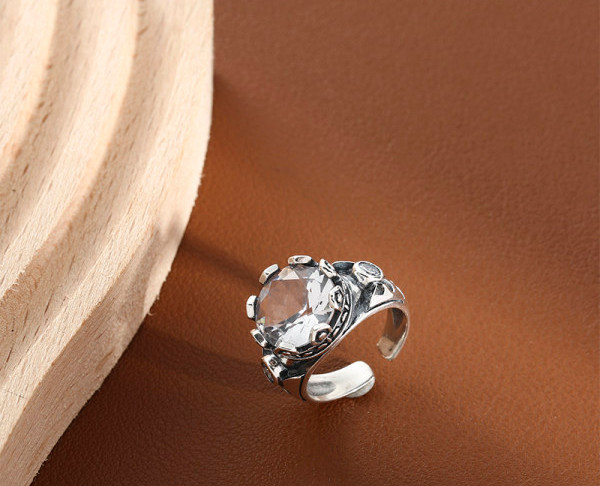 Ρυθμιζόμενο γυναικείο ασημένιο δαχτυλίδι με λευκή πέτρα