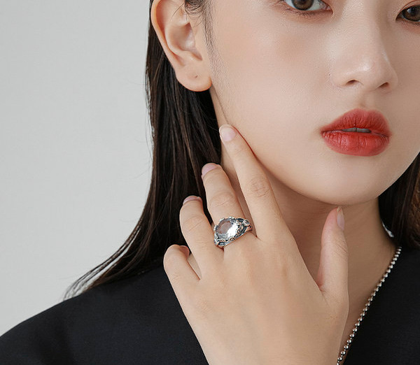 Ρυθμιζόμενο γυναικείο ασημένιο δαχτυλίδι με λευκή πέτρα