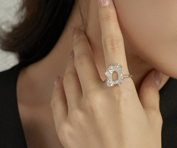 Γυναικείο δαχτυλίδι σε ασημί χρώμα