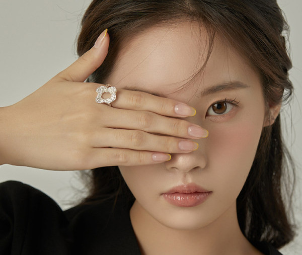 Γυναικείο δαχτυλίδι σε ασημί χρώμα