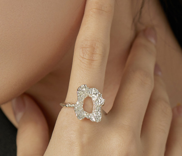 Γυναικείο δαχτυλίδι σε ασημί χρώμα