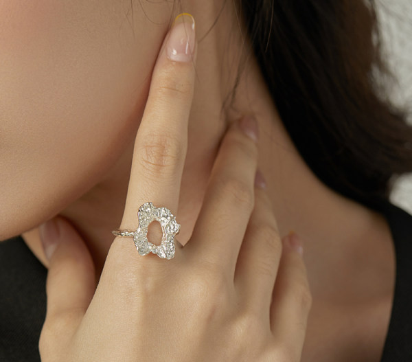 Γυναικείο δαχτυλίδι σε ασημί χρώμα