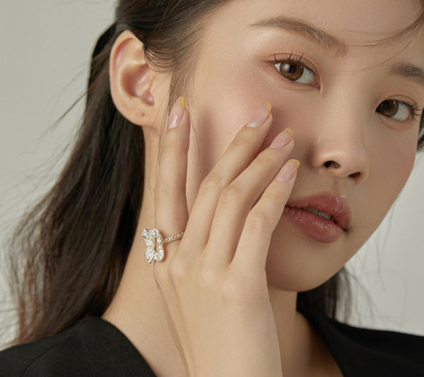 Γυναικείο δαχτυλίδι σε ασημί χρώμα