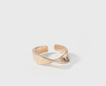 Νέο μοντέλο δαχτυλίδι σε χρυσό χρώμα