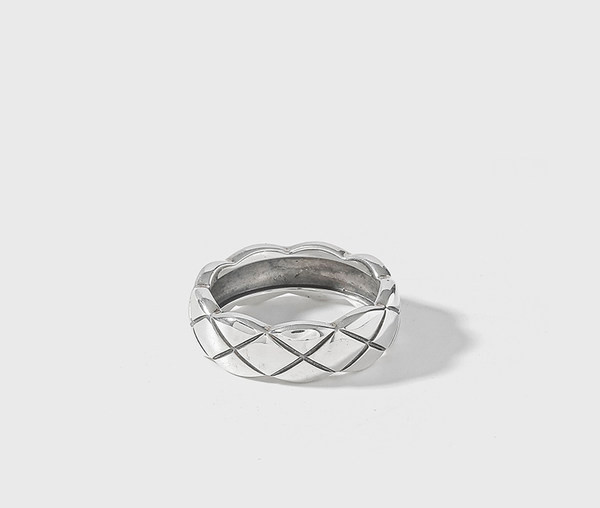 Μοντέρνο δαχτυλίδι σε ασημί χρώμα για γυναίκες