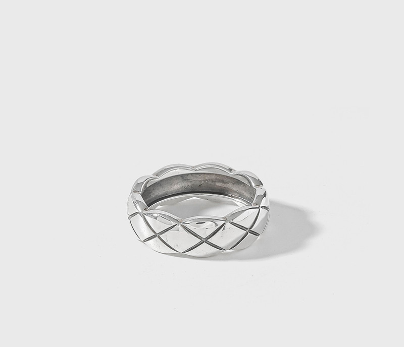 Μοντέρνο δαχτυλίδι σε ασημί χρώμα για γυναίκες