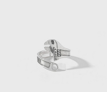 Γυναικείο δαχτυλίδι σε σχήμα κλειδιού με εγχάρακτη επιγραφή