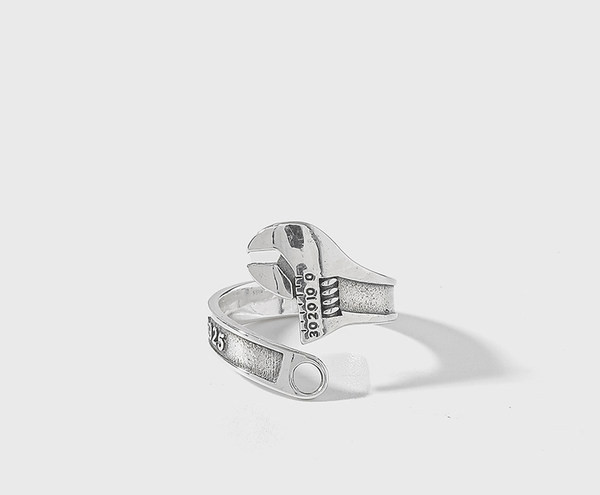 Γυναικείο δαχτυλίδι σε σχήμα κλειδιού με εγχάρακτη επιγραφή