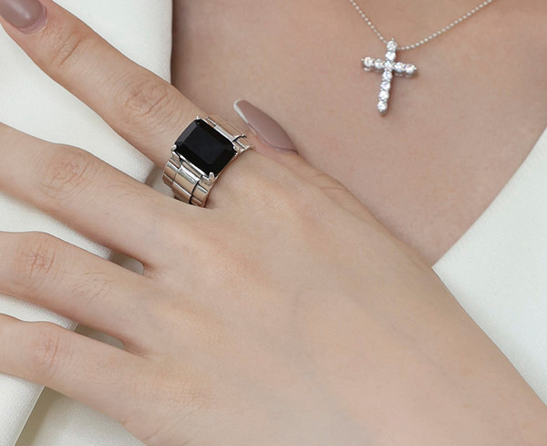 Φαρδύ μοντέλο γυναικείο δαχτυλίδι με διακοσμητική πέτρα