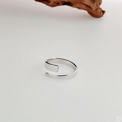 Γυναικείο δαχτυλίδι ασύμμετρο μοντέλο σε δύο χρώματα