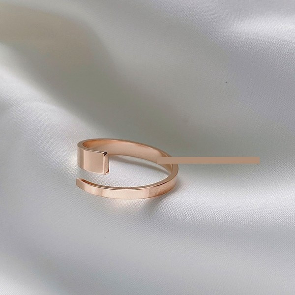 Γυναικείο δαχτυλίδι ασύμμετρο μοντέλο σε δύο χρώματα