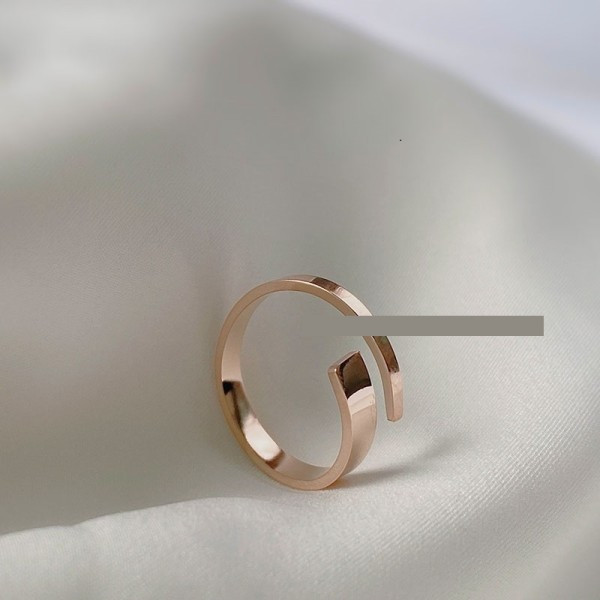 Γυναικείο δαχτυλίδι ασύμμετρο μοντέλο σε δύο χρώματα