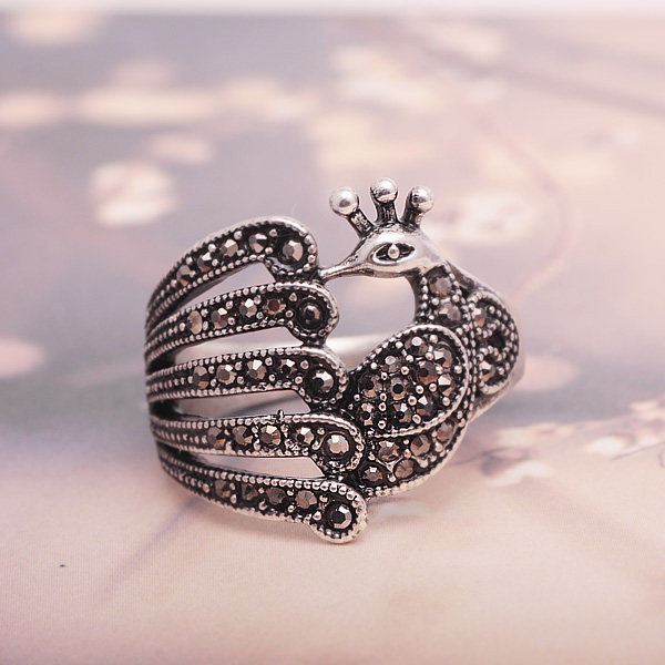 Γυναικείο δαχτυλίδι διακοσμημένο με πέτρες - ασημί χρώμα