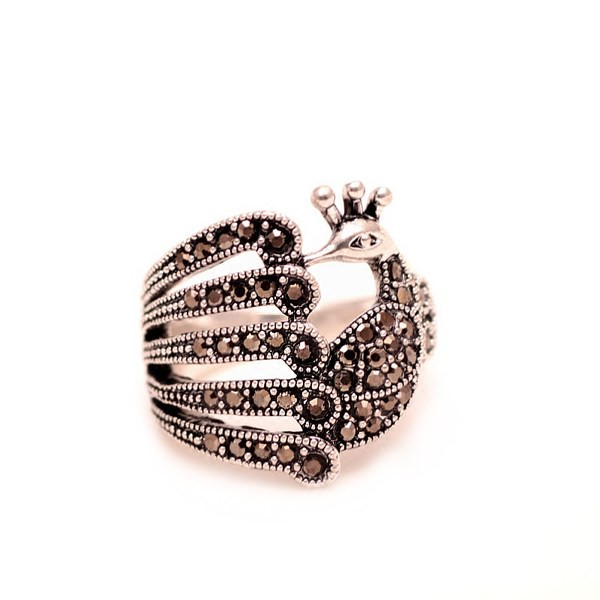 Γυναικείο δαχτυλίδι διακοσμημένο με πέτρες - ασημί χρώμα