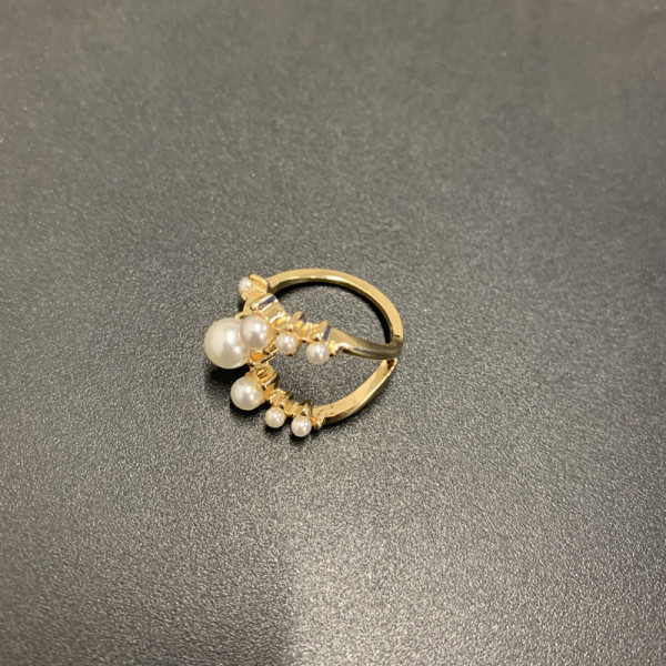 Γυναικείο δαχτυλίδι σε χρυσό χρώμα με διακοσμητικές πέρλες