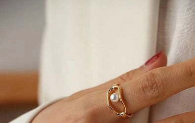 Λεπτό γυναικείο δαχτυλίδι σε χρυσό χρώμα