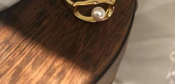 Λεπτό γυναικείο δαχτυλίδι σε χρυσό χρώμα