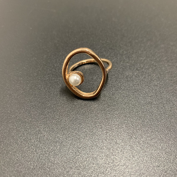 Елегантен дамски златист пръстен с декоративна перла