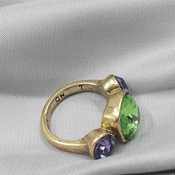 Γυναικείο δαχτυλίδι με χρωματιστές διακοσμητικές πέτρες