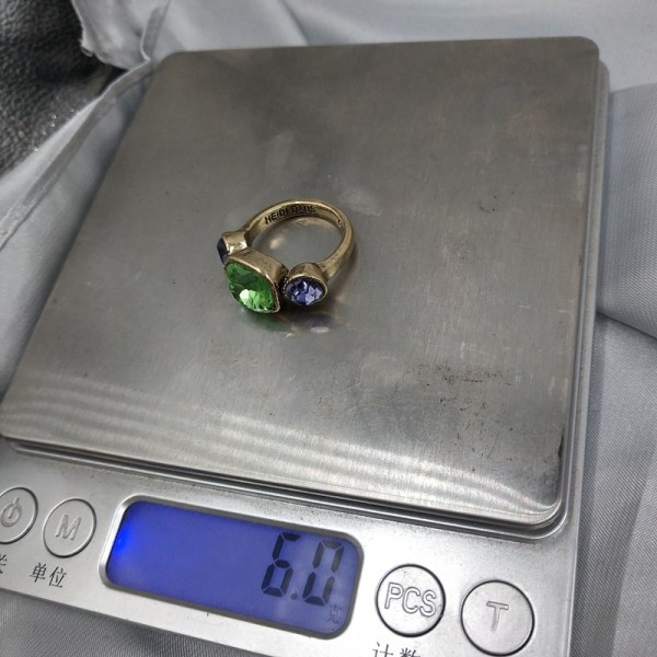 Γυναικείο δαχτυλίδι με χρωματιστές διακοσμητικές πέτρες