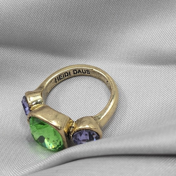 Γυναικείο δαχτυλίδι με χρωματιστές διακοσμητικές πέτρες