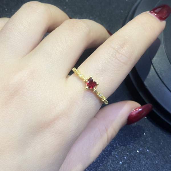 Inel elegant de dama subtire cu piatra decorativa si inima