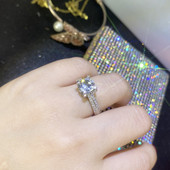 Γυναικείο δαχτυλίδι με διακοσμητικές πέτρες