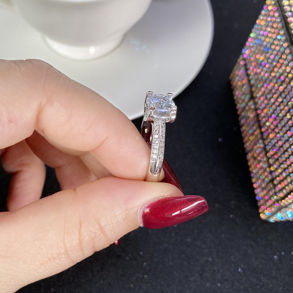 Γυναικείο δαχτυλίδι με διακοσμητικές πέτρες