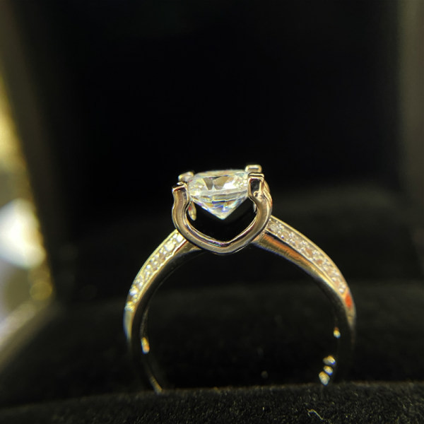 Γυναικείο δαχτυλίδι με διακοσμητικές πέτρες