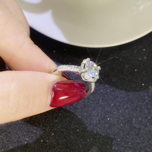 Γυναικείο δαχτυλίδι με διακοσμητικές πέτρες