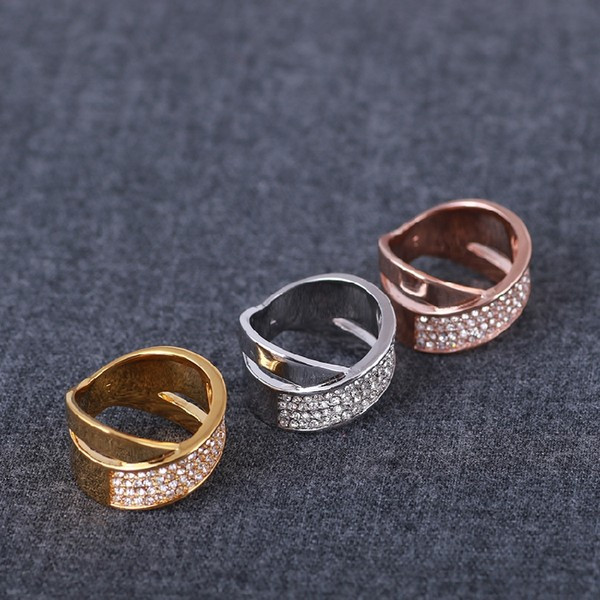 Σύγχρονο γυναικείο δαχτυλίδι με πέτρες διακόσμησης