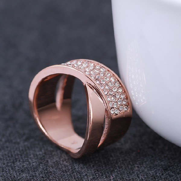 Σύγχρονο γυναικείο δαχτυλίδι με πέτρες διακόσμησης