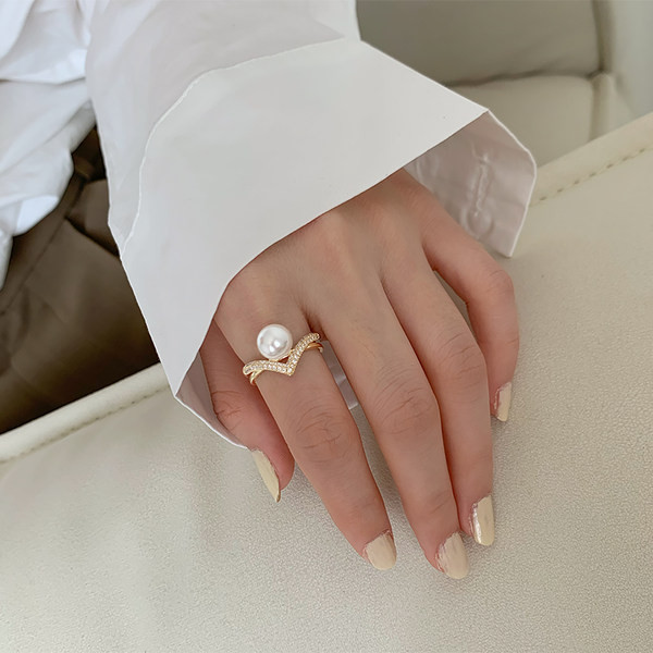 Γυναικείο δαχτυλίδι με πέτρες και μαργαριτάρι