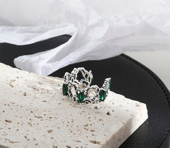 Γυναικείο δαχτυλίδι με χρωματιστές διακοσμητικές πέτρες