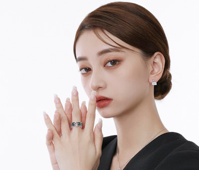 Γυναικείο δαχτυλίδι με χρωματιστές διακοσμητικές πέτρες