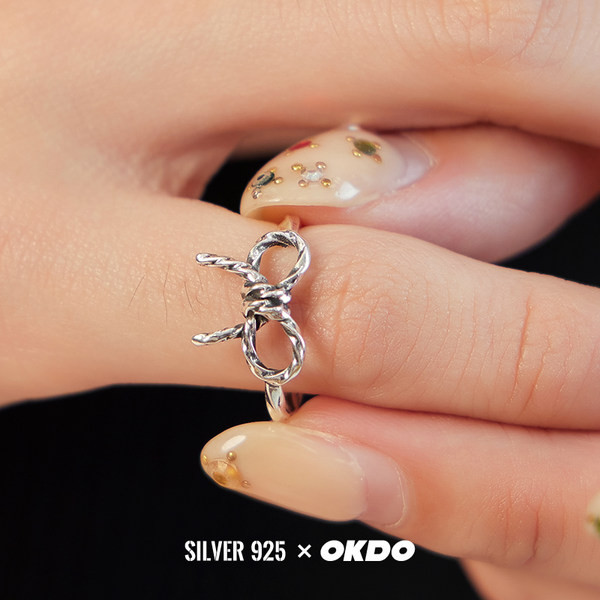 Γυναικείο δαχτυλίδι με κορδέλα σε ασημί χρώμα