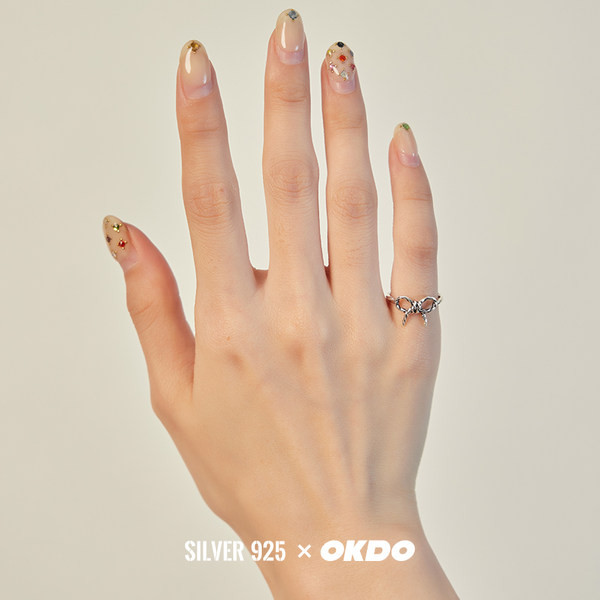 Γυναικείο δαχτυλίδι με κορδέλα σε ασημί χρώμα