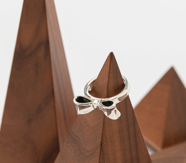 Γυναικείο δαχτυλίδι κορδέλα σε ασημί χρώμα