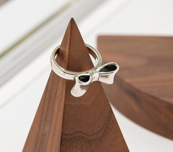 Γυναικείο δαχτυλίδι κορδέλα σε ασημί χρώμα